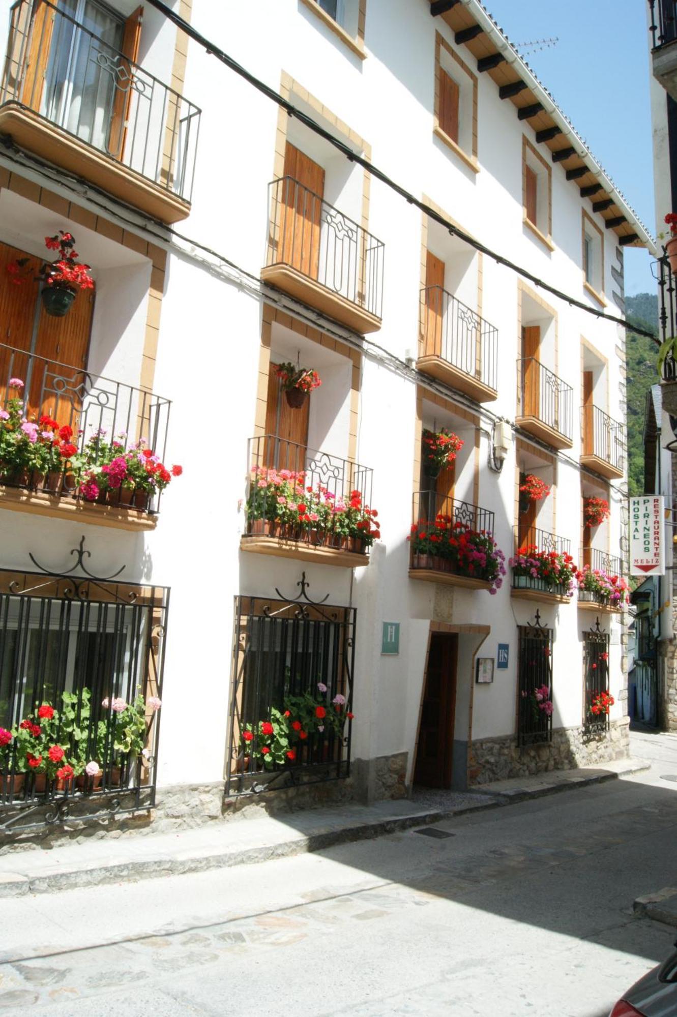 Hostal Pirineos Meliz Bielsa Exteriör bild
